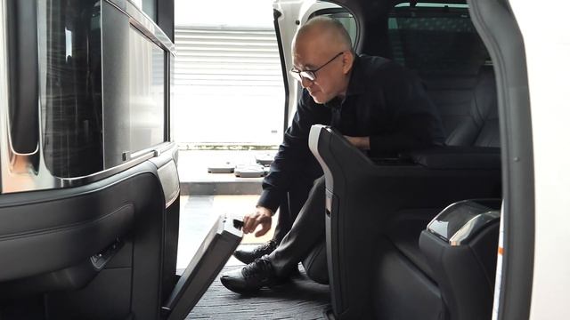 รีวิว Lexus LM 300h แบบ 4 Seat แพงแต่หรูสุด ขายดีจนต้องปิดจอง смотреть онлайн