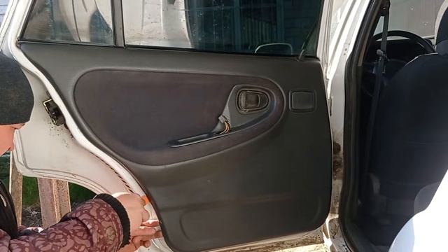 Как снять заднюю внутреннюю дверную ручку Daewoo Nexia N100 #RAZNOBOY #DaewooNexiaN100 #какснять