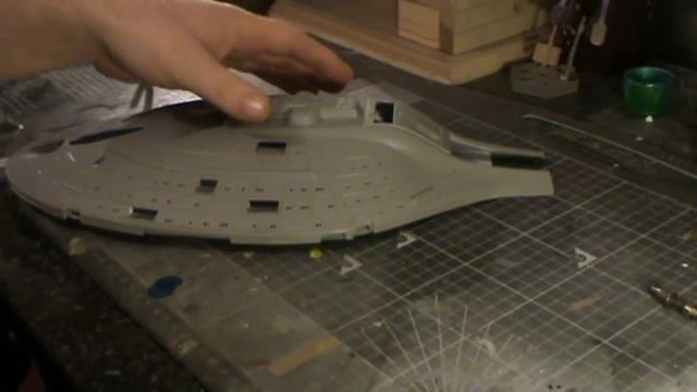 Revell 1:677 USS Voyager Build Up Part 2 смотреть онлайн