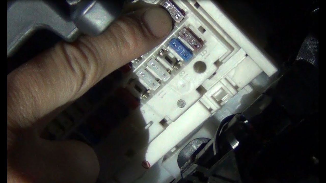 Замена предохранителя №12 приборной панели в тойоте королла Е150 смотреть онлайн