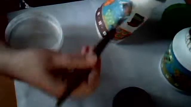 Декупаж на стеклянной банке: покрываем рисунок лаком