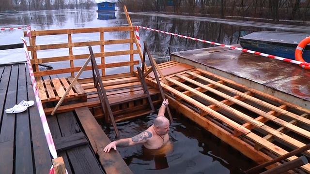 Тысячи мозырян окунаться на крещение сделали своей личной традицией смотреть онлайн