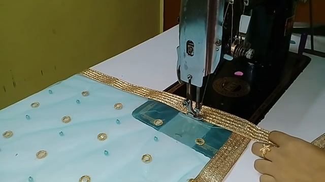 चुनरी पर आसानी से लेस लगए|How to make perfect corners on dupatta while stitching in professional wa смотреть онлайн