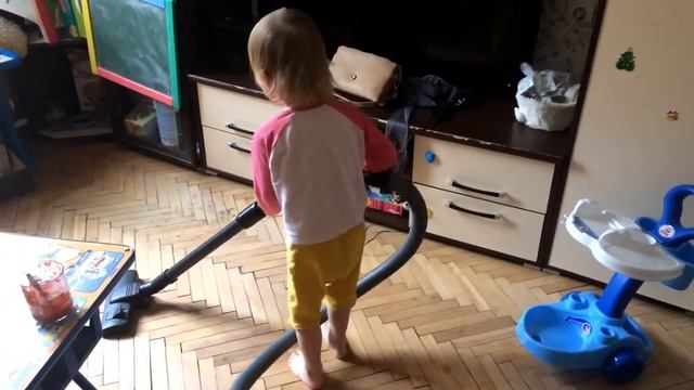 Веснушка помогает маме пылесосить смотреть онлайн