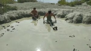 Бухта Инал. Голубая глина купается в грязи