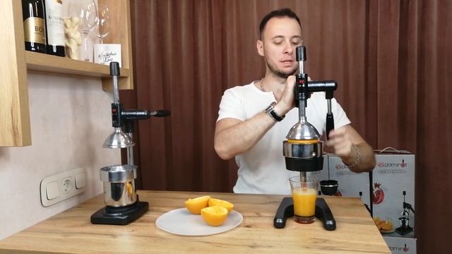 Отжим апельсинового фреша на пресс соковыжималке. смотреть онлайн