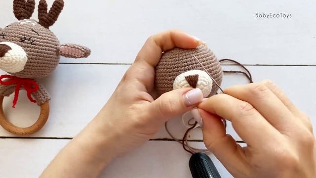 Как вышить носик оленёнку / How to embroider the nose for the reindeer смотреть онлайн