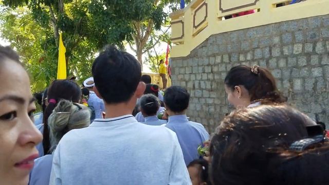 Вьетнамский религиозный праздник в одном их храмов Вьетнама смотреть онлайн