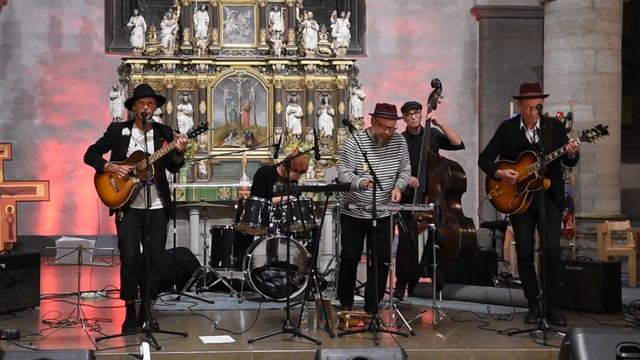 Kungaballad Live - De tröstlösa bröderna смотреть онлайн