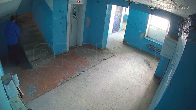 Мужчина справил нужду в подъезде, не дойдя до квартиры смотреть онлайн