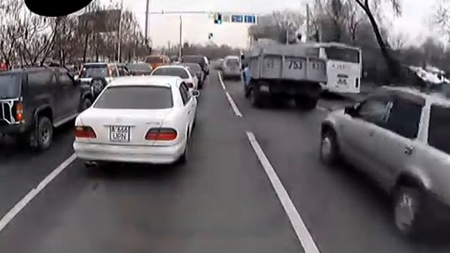 Алматы. Должны ли машины в третьем ряду продолжить движение прямо? 20141225 смотреть онлайн