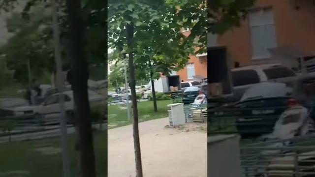 г. Котельники Москва, МВД приехали по обращению жителей #мигранты #таджики #москва #мвд смотреть онлайн