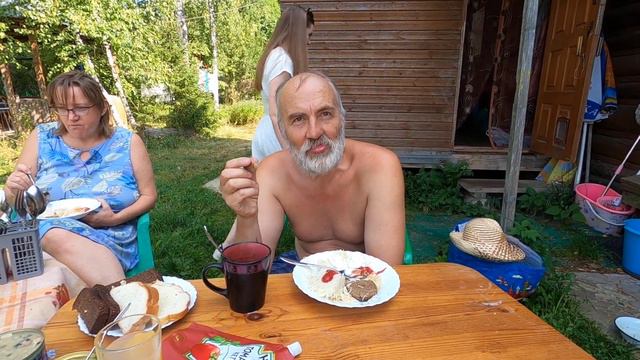 Актеры обедают, камера спит. Ваня превращается в Мишу Горбачева, а Александр Отпускает шуточки смотреть онлайн