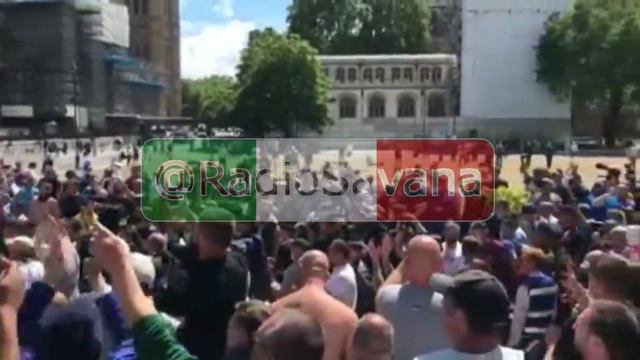 Patrioti, veterani, operai e tifosi di calcio inglesi difendono la statua di Chuchill dai barbari. смотреть онлайн