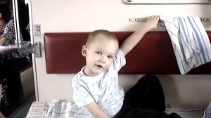 Голубой вагон бежит, качается...