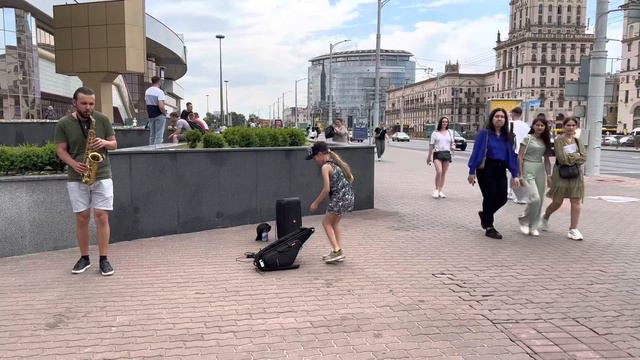 Уличный музыкант на привокзальной площади саксофон смотреть онлайн