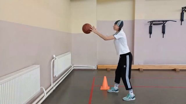 #баскетболвшколе Ловля и передача мяча двумя руками от груди на месте/ Техника / визуальный обзор смотреть онлайн