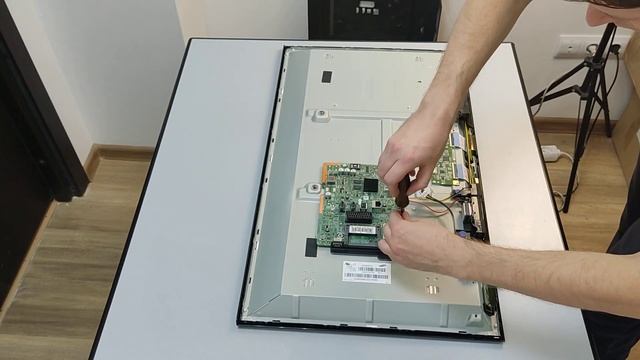 Полная разборка телевизора Samsung UE32J5205AK Complete disassembly of Samsung UE32J5205AK TV смотреть онлайн