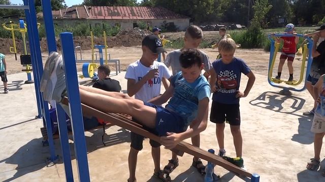лето тренировки на улице на турниках возле родника смотреть онлайн