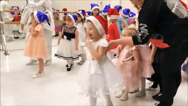 Новогоднее поздравление группы "Малышики" и 1 младшей группы студии танца "НА БИС " смотреть онлайн