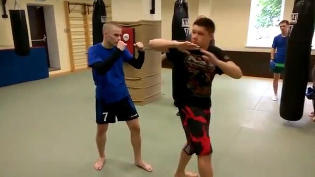 Сбив руки+удар локтем. Тренировка ММА. FightBRO.ru - Москва, Таганская смотреть онлайн