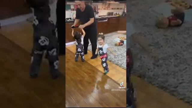 Самый лучший дедушка на свете #близняшки #интересное #дети #рекомендации #популярные #двойняшки смотреть онлайн