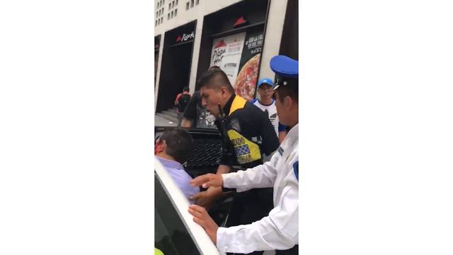 La policía le pego a mi gorda смотреть онлайн