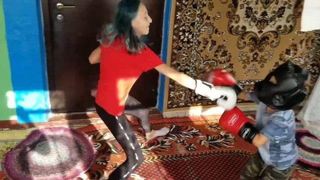 Жесткий СПАРРИНГ / БОКС / Нашли старую гитару смотреть онлайн