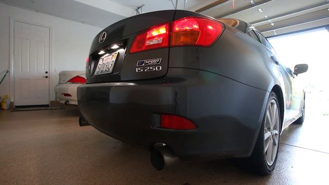 Lexus IS250 with F-sport Intake and F-sport exhaust. Record from rear. Cold engine start. смотреть онлайн