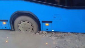 Автобус застрял в ямах на трассе Одесса-Южный