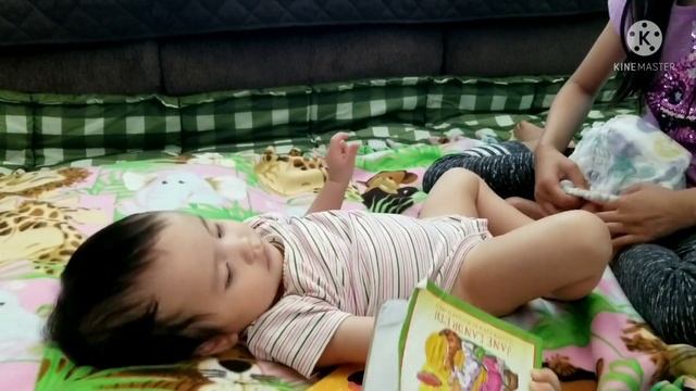 BABY POOPING IN DIAPER || HOW TO CHANGE A POOPY PULL UP DIAPER || DIAPER CHANGE GIRL смотреть онлайн