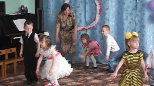 ТАНЕЦ МЛАДШЕЙ ГРУППЫ НА 8 МАРТА