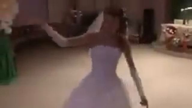 Зажигательный танец невесты