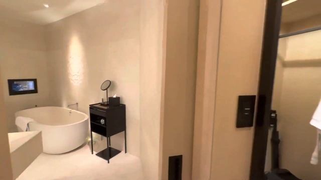 No bugs found at this hotel (either kind!) смотреть онлайн