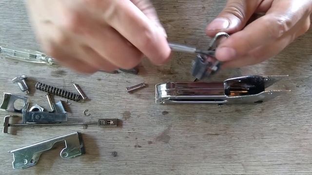Разборка, ремонт строительного степлера. Подробная инструкция! Как зарядить скобы? Не забивает скоб смотреть онлайн