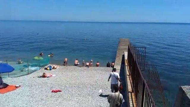 В Алуште придумали, как «украсть» у курортников обещанные доступные пляжи смотреть онлайн