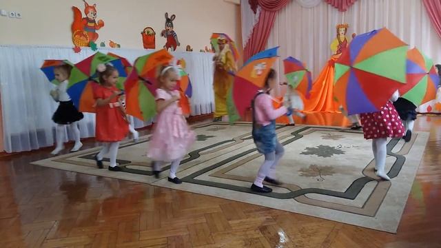 танец с зонтиками (девочки, средняя группа) смотреть онлайн