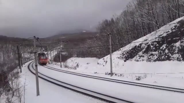 Юбилейный четырёхсекционник! 4ЭС5К-008 "Ермак" с интересной надписью на борту следует резервом смотреть онлайн