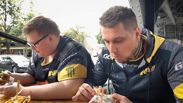 Кто съест бургер первым? Спорим на 100евро. Boombl4 vs Zeus. смотреть онлайн