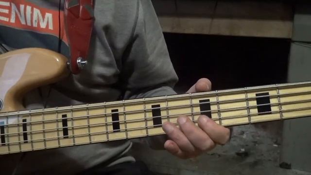 Valerie (Amy Whinehouse) bass cover смотреть онлайн