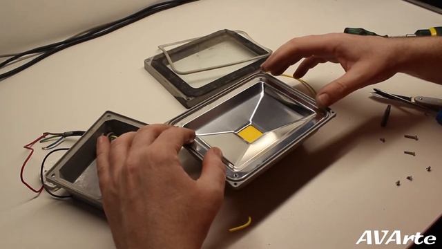 Замена светодиода и драйвера на единый светодиодный модуль в прожекторе смотреть онлайн