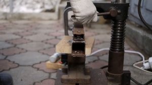 Испытание дрели ИЭ-1015 на сверлильной стойке