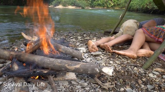 Survival Skills - Survival Cooking Big Fish - How To Find Many eggs in the fish belly - Wild Fishin смотреть онлайн