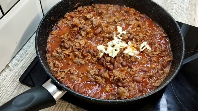 Соседка по даче рецепт НЕ подсказывала. Просто взял и приготовил. Рис с мясным соусом с фасолью??? смотреть онлайн