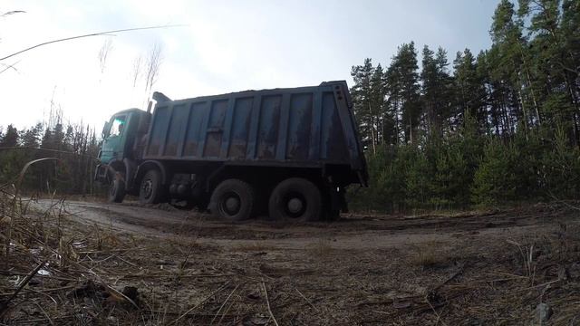 Увяз в песке на самосвале. Заготовка: плодородная земля на весну-лето.