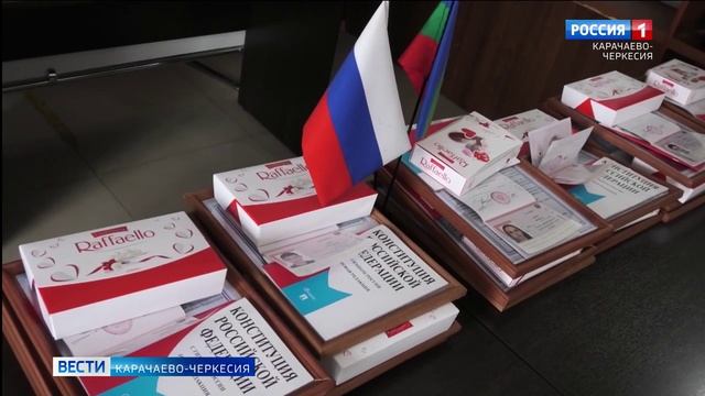 Заместитель Министра внутренних дел по КЧР Александр Середа вручает паспорта на День России.mp4 смотреть онлайн