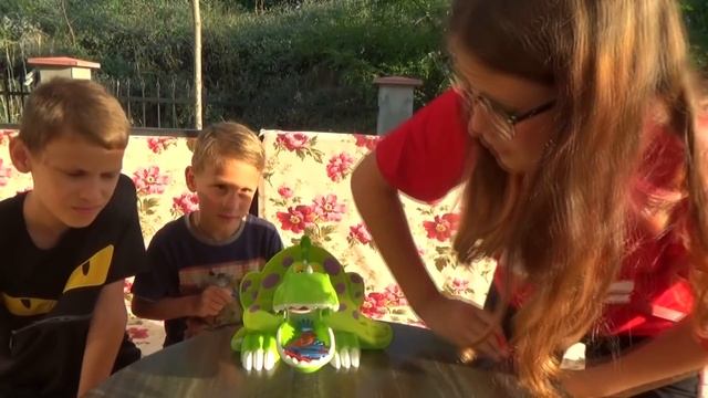 Dino dinner или Динозавр ЧЕЛЛЕНДЖ. Дино DENTIST CHALLENGE смотреть онлайн