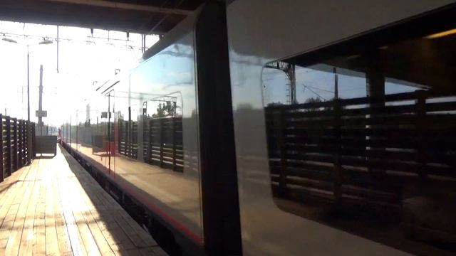 "Охраник снимает на телефон Ласточку!" Электропоезда ЭС1-027 + ЭС1-003 "Ласточка" №728 смотреть онлайн