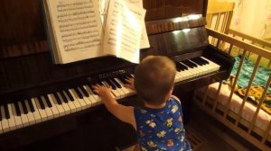 Ребенок играет на пианино