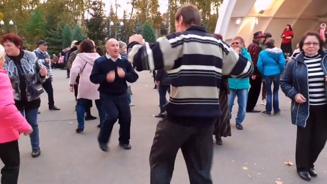 ЦЫГАНКА МОЛОДАЯ! ТАНЦЫ В ПАРКЕ ГОРЬКОГО ХАРЬКОВ СЧАСТЛИВЫЕ ДНИ смотреть онлайн